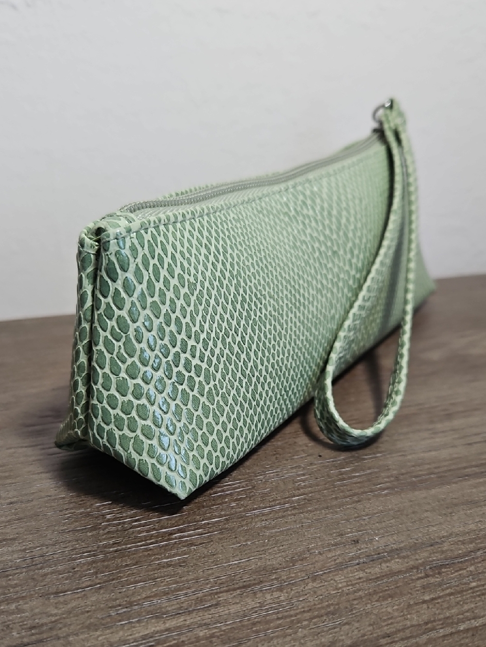 Clinique Faux Snake Skin Make-Up Bag with Wristlet Strap - Picture 4 of 12